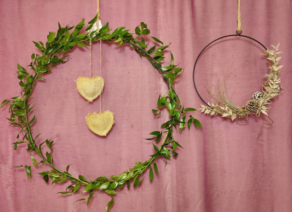 Metallirenkaat käyvät kranssipohjiksi tai voit tehdä niihin näyttävän roikkuvan koristeen