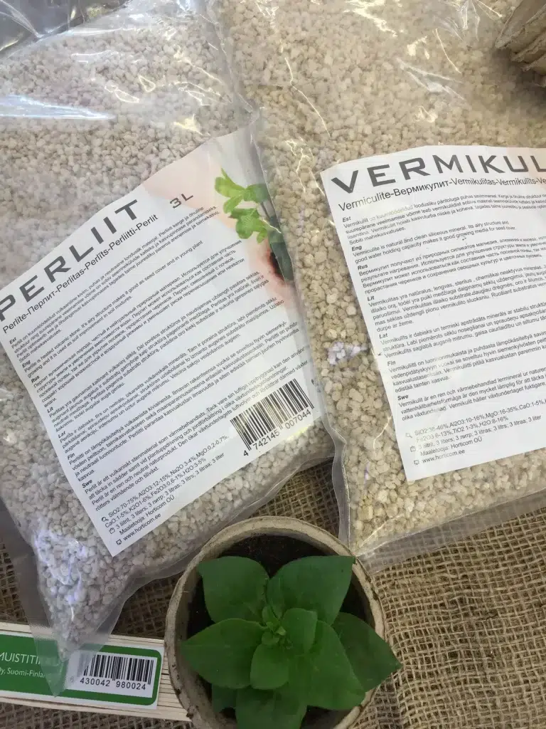 Lisää taimimullan joukkoon perliittiä joka kuohkeuttaa multaa tai vermikuliittia joka pidättää kosteutta